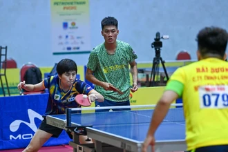 Cặp đôi Diệu Khánh và Hồng Khánh giành thắng lợi trong hai ván đấu đầu tiên.