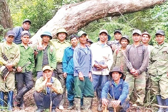 Cán bộ kiểm lâm Hạt Kiểm lâm huyện Mang Yang cùng người dân làng Ðê Kôn, xã Hra tham gia bảo vệ rừng. 