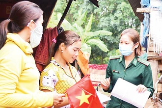 Bộ đội Biên phòng Bình Phước tuyên truyền, phổ biến pháp luật cho nhân dân trên tuyến biên giới. 