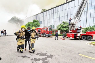 Diễn tập phòng cháy, chữa cháy tại một tòa nhà ở thành phố Thủ Ðức. 