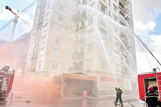 Diễn tập phương án chữa cháy tại một chung cư ở thành phố Biên Hòa. 