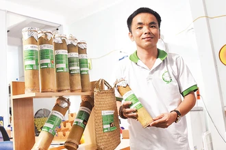 Anh Trương Thanh Hiên với các sản phẩm khởi nghiệp thành công. 