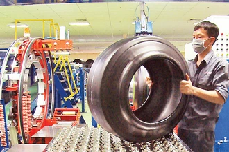 Sản xuất lốp ô-tô tại nhà máy của Công ty cổ phần Hưng Hải Thịnh (vốn Việt Nam) ở Cụm công nghiệp Tam Lập, huyện Phú Giáo. 