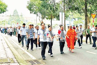 Người dân Cần Thơ tham gia chương trình đi bộ đồng hành “Vì người nghèo”.