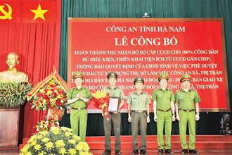 Thứ trưởng Bộ Công an Nguyễn Duy Ngọc trao Thư khen của Bộ trưởng Công an tặng Công an tỉnh Hà Nam. (Ảnh Trung Dũng) 