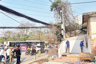 Lực lượng chức năng phường Mai Ðộng tháo dỡ các công trình để bàn giao mặt bằng cho dự án mở rộng đường Tam Trinh. 