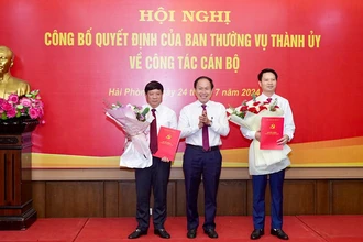 Bí thư Thành ủy Hải Phòng Lê Tiến Châu trao Quyết định và tặng hoa các cán bộ mới được điều động, bổ nhiệm.