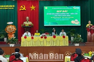 Phó Chủ tịch Ủy ban nhân dân huyện Krông Pắc Ngô Thị Minh Trinh thông tin về các hoạt động của lễ hội tại buổi họp báo. 