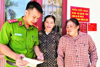 Hướng dẫn người dân tham gia nhóm “Zalo kết nối bình yên”.