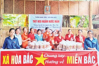 Hơn 200 hũ thịt heo ngâm nước mắm được gửi tới người dân vùng bị bão lũ ở miền bắc. 