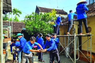 Thanh niên tình nguyện huyện Quốc Oai sửa chữa nhà cho gia đình chính sách. 