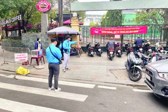 Đoàn viên, thanh niên phường Quán Thánh (quận Ba Đình, Hà Nội) tổ chức trông, giữ xe cho người dân đi lễ tại Đền Quán Thánh.