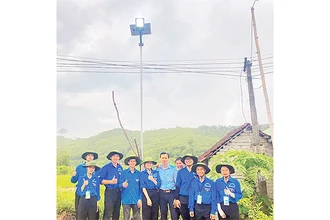 Công trình thanh niên "Đèn năng lượng mặt trời" hoàn thành giúp người dân xã Mậu Đức đi lại vào buổi tối dễ dàng hơn.
