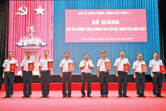 Lãnh đạo Bộ Tư lệnh Vùng Cảnh sát biển 4 trao giấy chứng nhận cho các học viên. (Ảnh ĐỨC THÁI)