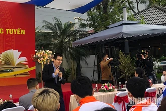 Giao lưu với diễn giả Nguyễn Quốc Vương tại một sự kiện của Ngày Sách và Văn hóa đọc Việt Nam.
