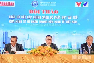 Các đại biểu điều hành phiên tọa đàm trong khuôn khổ Hội thảo "Tháo gỡ bất cập chính sách để phát huy vai trò của kinh tế tư nhân trong nền kinh tế Việt Nam". Ảnh: THẾ DƯƠNG