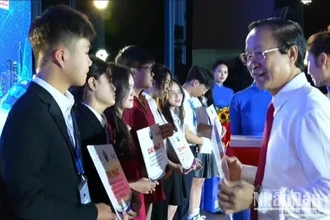 Thứ trưởng Giáo dục và Đào tạo Phạm Ngọc Thưởng trao giải Nhất cho các học sinh.