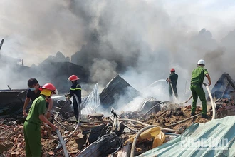 Lực lượng công an tích cực tham gia chữa cháy.