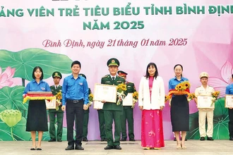 Thượng úy Hà Văn Anh là một trong những đảng viên trẻ tiêu biểu tỉnh Bình Ðịnh năm 2024.