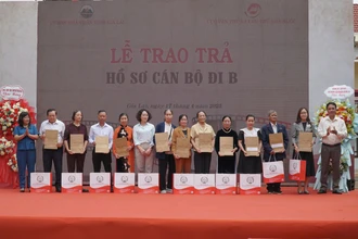 Trao trả 38 hồ sơ, kỷ vật cho cán bộ, thân nhân cán bộ đi B.