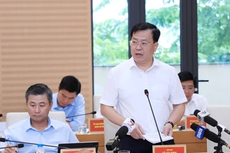 Lãnh đạo các sở, ngành thành phố Hà Nội giải trình các vấn đề thuộc thẩm quyền.