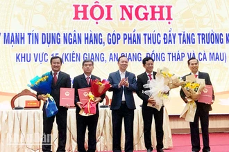 Lãnh đạo Ngân hàng Nhà nước Việt Nam trao các quyết định điều động, bổ nhiệm Quyền Giám đốc và các Phó Giám đốc Ngân hàng Nhà nước chi nhánh Khu vực 15.