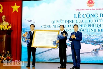Phó Thủ tướng Chính phủ Trần Hồng Hà trao Quyết định của Thủ tướng Chính phủ về việc công nhận thành phố Phú Quốc là đô thị loại I cho lãnh đạo thành phố Phú Quốc và tỉnh Kiên Giang.