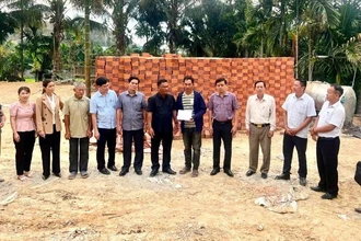 Đoàn công tác của Ủy ban nhân dân huyện Lắk đến thăm và hỗ trợ kinh phí làm nhà cho gia đình anh Trần Đăng Ninh ở thôn Mê Linh 2, xã Buôn Triết.