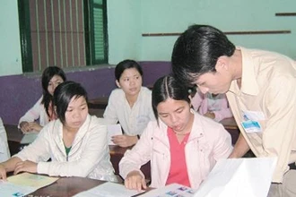 Ðối chiếu ảnh với chứng minh nhân dân, phiếu báo thi trước giờ thi tại điểm thi Trường Lê Quý Ðôn.