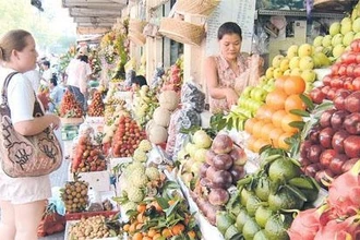 Chợ Bến Thành, nơi tập trung đủ các loại sản vật, hàng hóa trong nước và nước ngoài, thu hút đông đảo khách du lịch đến 