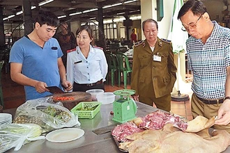 Lực lượng chức năng kiểm tra tại một cơ sở kinh doanh dịch vụ ăn uống trên địa bàn quận Thanh Xuân. Ảnh: HƯƠNG GIANG