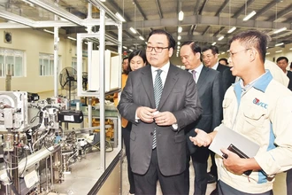Đồng chí Hoàng Trung Hải, Ủy viên Bộ Chính trị, Bí thư Thành ủy Hà Nội thăm, kiểm tra hoạt động sản xuất đầu năm tại Công ty Năng lực Việt (Khu công nghiệp Nam Thăng Long). Ảnh: Duy Linh