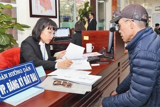 Hướng dẫn người dân hoàn thiện hồ sơ cấp giấy chứng nhận quyền sử dụng đất tại Văn phòng đăng ký đất đai Hà Nội - chi nhánh quận Nam Từ Liêm. Ảnh: DUY LINH