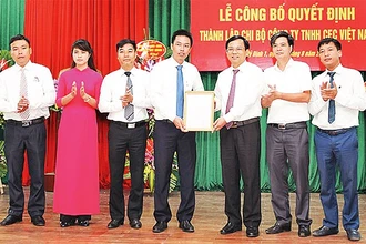 Lễ công bố Quyết định thành lập Chi bộ Công ty TNHH CEC Việt Nam trực thuộc Ðảng bộ phường Mỹ Ðình 1 (quận Nam Từ Liêm). Ảnh: MẠNH CƯỜNG