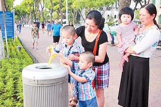 Bỏ rác đúng chỗ tại nơi công cộng là thể hiện nét đẹp văn hóa của người Hà Nội. Ảnh: Anh Tuấn