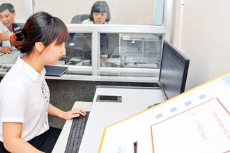 Máy tính phục vụ người dân tra cứu và thực hiện dịch vụ công trực tuyến tại UBND phường Ðại Mỗ, quận Bắc Từ Liêm. Ảnh: Ðăng Anh