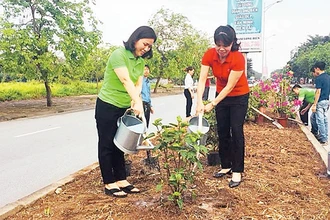 Hội viên Hội Liên hiệp Phụ nữ và Ðoàn Thanh niên quận Long Biên tham gia làm đẹp môi trường.