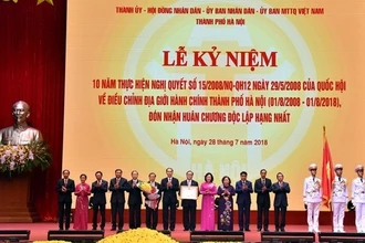 Chủ tịch nước Trần Đại Quang trao tặng Huân chương Độc lập hạng nhất cho Đảng bộ, chính quyền và nhân dân TP Hà Nội.