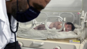 Bé gái chào đời dưới đống đổ nát trong động đất đang được chăm sóc đặc biệt tại 1 bệnh viện nhi ở thị trấn Afrin, tỉnh Aleppo, Syria, ngày 7/2/2023. (Ảnh: AP)