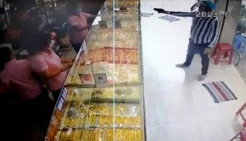 Hành vi của nghi phạm cướp tiệm vàng bị camera ghi lại.
