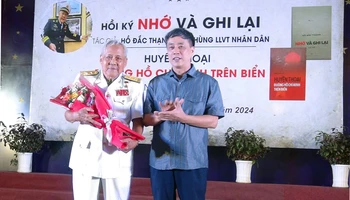 Đại tá, nhà văn Nguyễn Bình Phương, Phó Chủ tịch Hội Nhà văn Việt Nam, Tổng Biên tập Tạp chí Văn nghệ Quân đội tặng hoa chúc mừng tác giả tập hồi ký Anh hùng Lực lượng vũ trang nhân dân Hồ Đắc Thạnh.