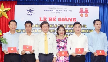 Hiệu trưởng Trường Đại học Quảng Nam Huỳnh Trọng Dương trao chứng nhận cho học viên.