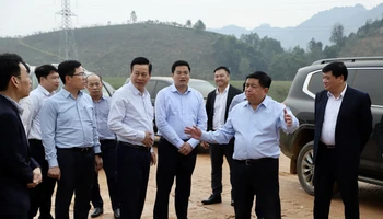 Bộ trưởng Nguyễn Chí Dũng trực tiếp chỉ đạo trên công trường dự án cao tốc Tuyên Quang-Hà Giang.
