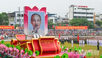 Xe rước ảnh chân dung Chủ tịch Hồ Chí Minh tiến vào lễ đài trong Lễ kỷ niệm 70 năm Chiến thắng Điện Biên Phủ.