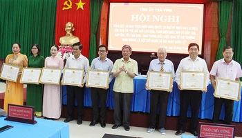 Đại diện tập thể có thành tích xuất sắc trong công tác giáo dục và đào tạo nhận Bằng khen của Ủy ban nhân dân tỉnh Trà Vinh.