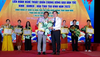 Đại diện đơn vị huyện Trà Cú nhận giải tại buổi lễ bế mạc Liên hoan nghệ thuật quần chúng dân tộc Kinh, Khmer, Hoa.
