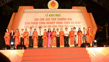 Nghi thức khai mạc hội chợ xúc tiến thương mại tỉnh Trà Vinh gắn với lễ hội Ok Om Bok