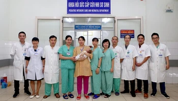 Người thân và đội ngũ y bác sĩ vui mừng sau khi trẻ sơ sinh được cứu sống. (Ảnh: BVH)