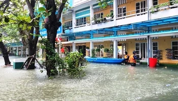 Nhiều trường học tại thành phố Huế bị nước lũ ngập sâu gần 1m, học sinh phải nghỉ học từ ngày 15/11.
