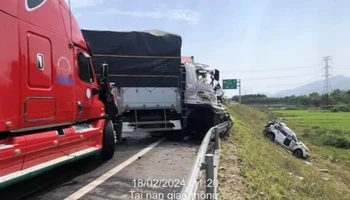 Vụ tai nạn liên hoàn trên cao tốc Cam Lộ - La Sơn, ô-tô con lao xuống vực. (ảnh: CTV)